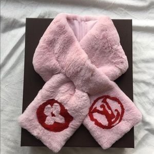 NWOT Authentic Louis Vuitton fur scarf in pink.